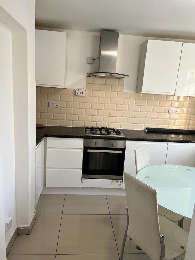 Grundy 32 Homestay London